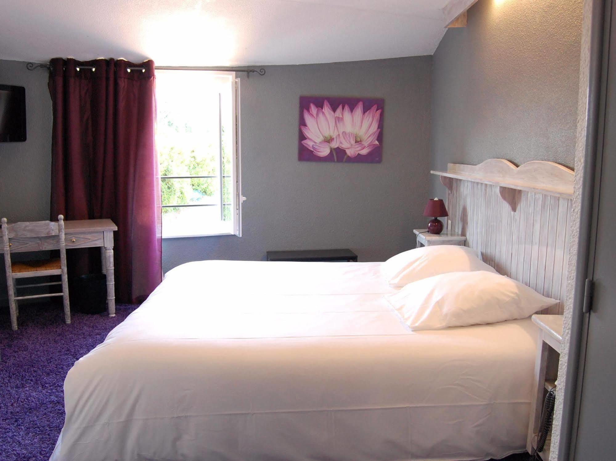 Hotel Le Domanial Commelle-Vernay ภายนอก รูปภาพ