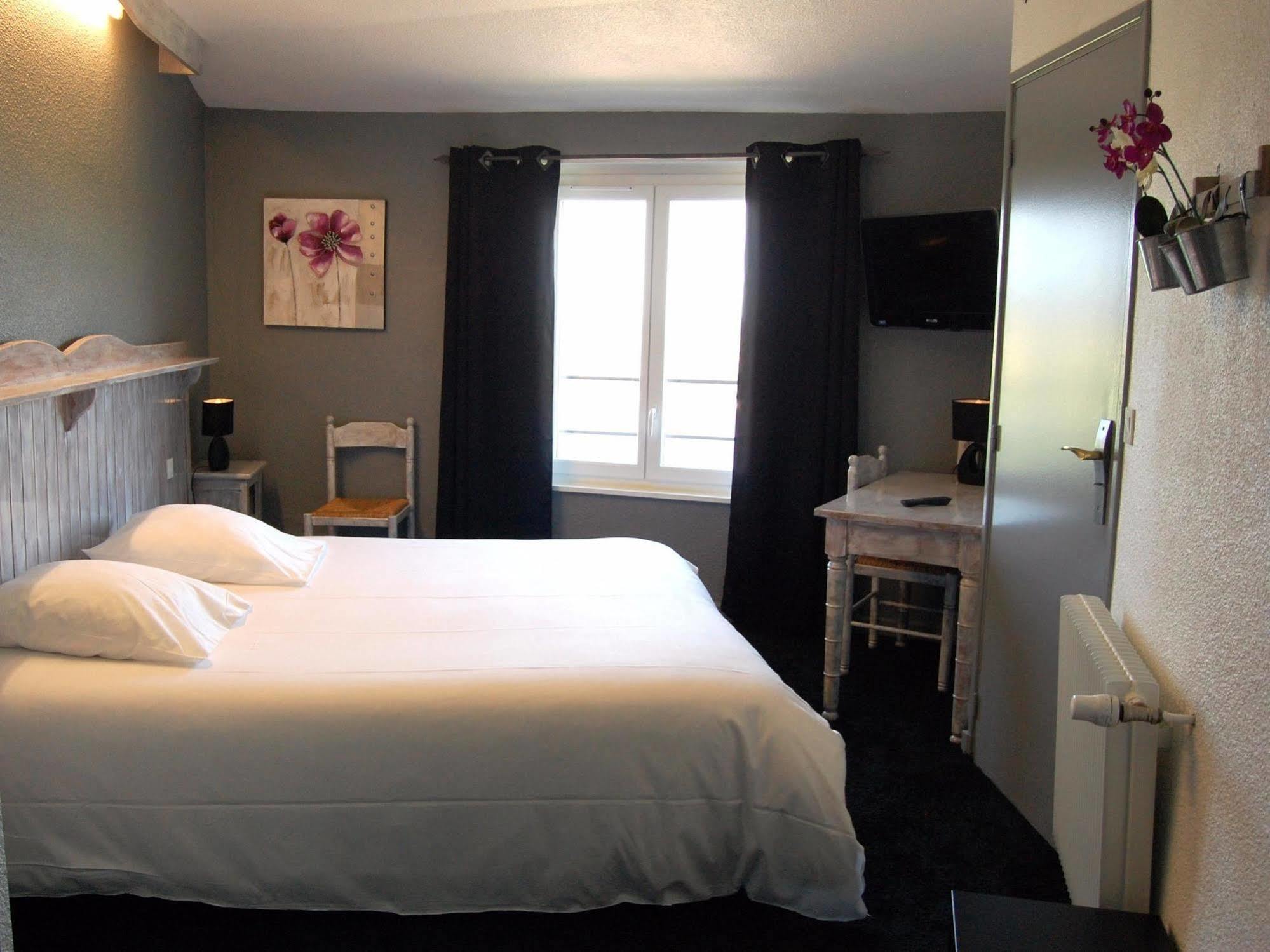 Hotel Le Domanial Commelle-Vernay ภายนอก รูปภาพ